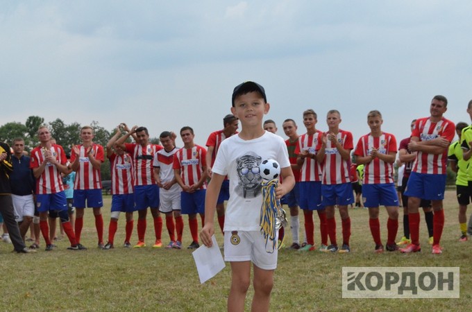 отримати нагороди команда машева доручила юному футболісту дмитрику дудару (1)