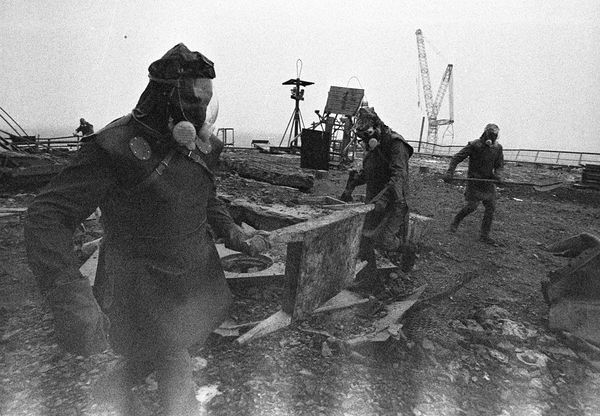 chernobyl-25th-anniversary-liquidators-firefighters-roof_35076_600x450